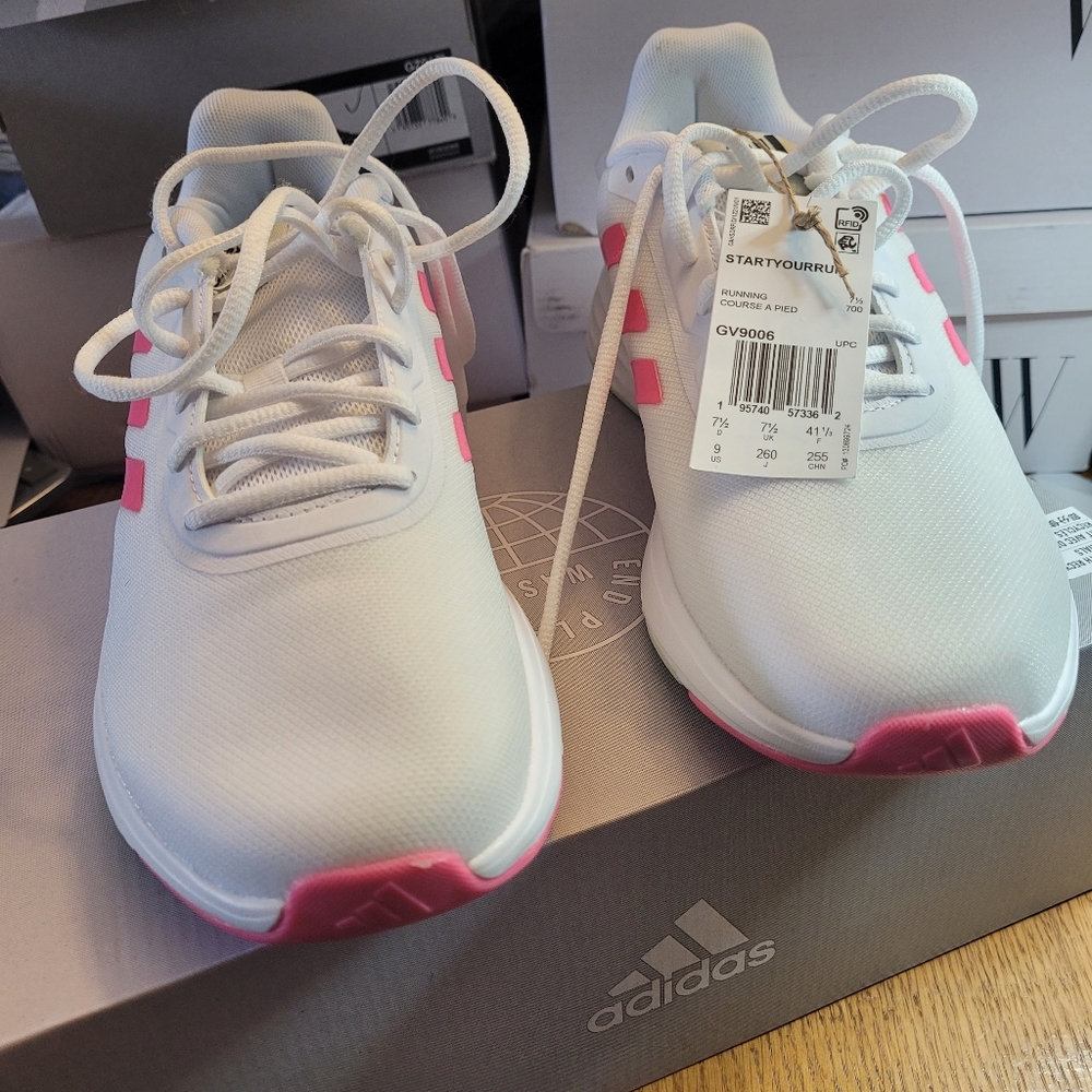 Ladies Adidas Sneaker - Picture 6 of 10